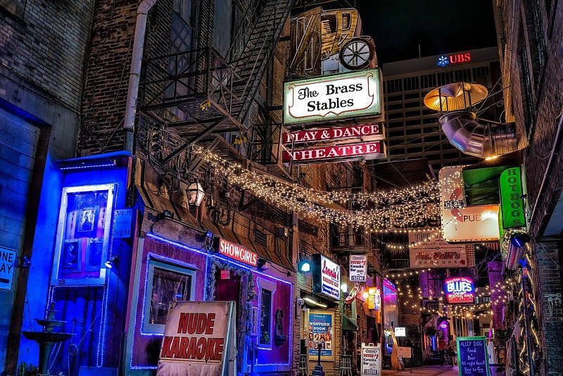 String lights and neon signs in Nashville's Printer's Alley nightlife district
